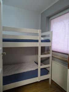 Giường trong phòng chung tại Fewo-Seegras +23 ảnh