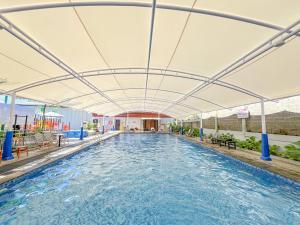 Bazén v ubytování Two K Azana Style Hotel Bengkulu nebo v jeho okolí