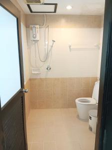 ein Badezimmer mit Dusche und Toilette in der Unterkunft The Star House in Patong Beach