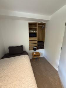 En eller flere senge i et værelse på Wanaka 2 bedroom, walk to town