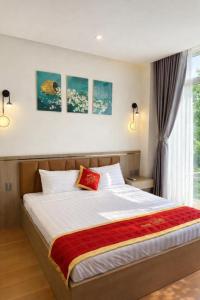 a bedroom with a large bed and a window at Hotel 168 Rạch Giá in Rạch Giá +72 photos