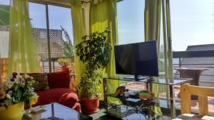 Televiisor ja/või meelelahutuskeskus majutusasutuses Apartamento en Edificio Las Arenas