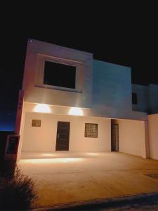 een gebouw met een flatscreen-tv aan de zijkant bij Casa Lisboa in Saltillo