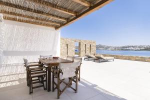 Afbeelding uit fotogalerij van Denia Seaside Villas Mykonos, Private heated pool! in Ornos