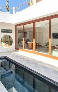 Hồ bơi trong/gần Private pool villa - Pererenan