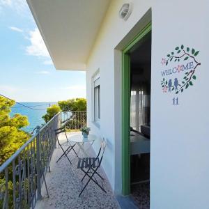 un balcon d'une maison avec une table et des chaises dans l'établissement Kalimera Aegina, à Agia Marina