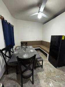 een kamer met een tafel, stoelen en een bank bij Adonai in Rincon de Guayabitos +7 foto's