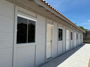 een rij garagedeuren op een gebouw bij Casa nova bem aconchegante e tranquila in Biguaçu