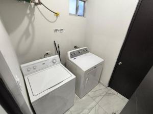 a small bathroom with a washing machine and a washer at Descanso y Comodidad en Reynosa in Reynosa +16 photos