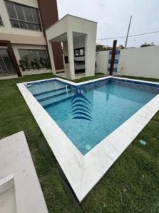 een zwembad in de tuin van een huis bij Casa in Lauro de Freitas