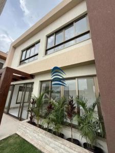 een huis met palmbomen ervoor bij Casa in Lauro de Freitas