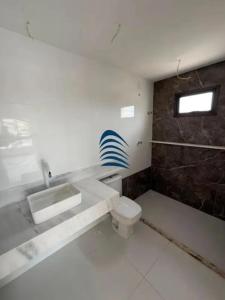 een badkamer met een wastafel en een toilet bij Casa in Lauro de Freitas +6 foto's