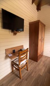 TV a/nebo společenská místnost v ubytování Estaciones de Jarabacoa - Mountain Lodge