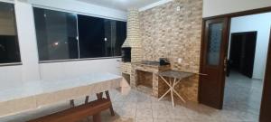 een badkamer met een stenen aanrecht en een raam bij Pousada Villa&Mar in São Francisco do Sul