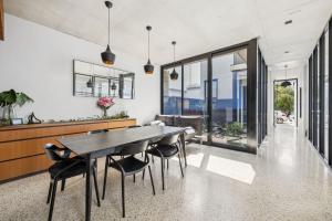 Khu vực ghế ngồi tại 9 Architectural Luxe 4BR Skyhome Pool & Ocean View