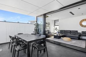 Khu vực ghế ngồi tại 9 Architectural Luxe 4BR Skyhome Pool & Ocean View