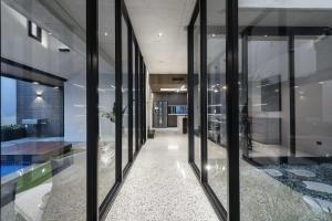 Ảnh trong thư viện ảnh của 9 Architectural Luxe 4BR Skyhome Pool & Ocean View ở Spearwood +24 ảnh