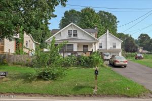 una casa bianca con un parchimetro nel cortile di The Saratoga Beachhouse a Saratoga Springs