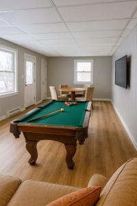 un soggiorno con un tavolo da biliardo di The Saratoga Beachhouse a Saratoga Springs