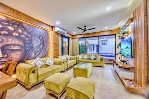 TV a/nebo společenská místnost v ubytování Casa Bliss- 3bhk Luxurious Villa with Private Pool Near Baga Beach