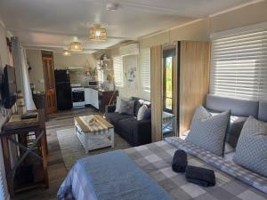 een kamer met een bed en een woonkamer bij Sunrise on the Tamar in Deviot