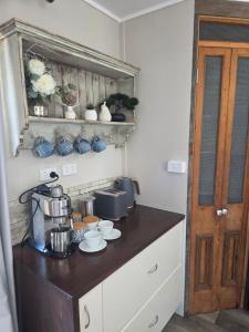 een keuken met een aanrecht met een koffiezetapparaat bij Sunrise on the Tamar in Deviot