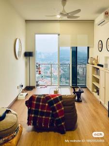ein Wohnzimmer mit Couch und großem Fenster in der Unterkunft Jaya one in Petaling Jaya