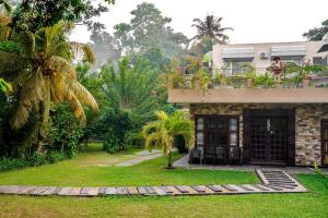een huis met een balkon met mensen erop bij Le Palme Ahangama in Ahangama