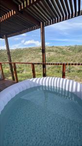 een hot tub met uitzicht op een veld bij casas kiran y kanu con jacuzzi in Villa Serrana