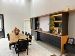 a dining room with a table and a aquarium at Casa de Luxo temporada in Paulínia