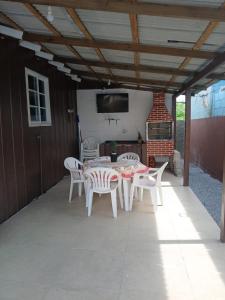 Et tv og/eller underholdning på Casa com piscina 5 muitos da praia do sonho