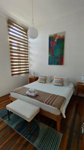 een slaapkamer met een groot bed en een raam bij Castelletto Bed & Breakfast in Santiago +19 foto's