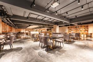 un restaurant avec des tables et des chaises dans une salle dans l'établissement Center Hotel Xi'an Bell Tower, à Xi'an