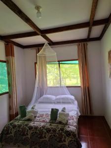 een slaapkamer met een bed en een raam bij Milía Amazon Lodge in Iquitos