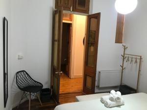 een kamer met een tafel, een stoel en een deur bij Castelletto Bed & Breakfast in Santiago