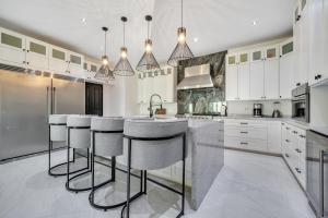 Køkken eller tekøkken på #Marbella Lane - Grand 5BR Oasis Villa Getaway