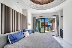 En eller flere senge i et værelse på #Marbella Lane - Grand 5BR Oasis Villa Getaway + 45 billeder