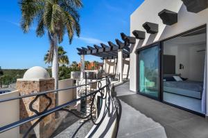 En balkon eller terrasse på #Marbella Lane - Grand 5BR Oasis Villa Getaway