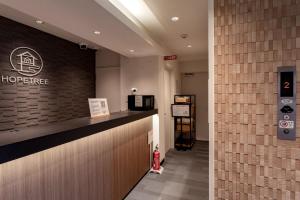 eine Hotellobby mit einem Tresen und aasteryasteryasteryasteryasteryastery in der Unterkunft Hopetree 天王寺 in Osaka