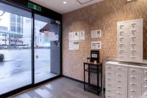 ein Zimmer mit Schließfächern in einem Gebäude in der Unterkunft Hopetree 天王寺 in Osaka + 37 Fotos