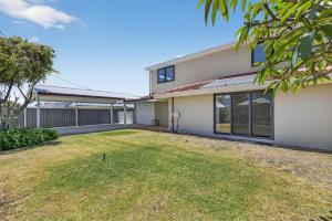 une maison avec une cour devant dans l'établissement Coastal 2-Bed Home with Pool & Spa, à Waikiki