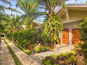 卡农佩斯度假村的一栋前面有棕榈树的房子