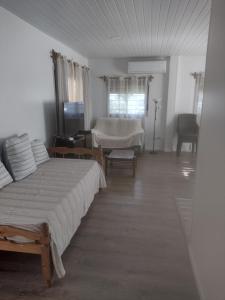 ein Schlafzimmer mit einem Bett und einem Fernseher in einem Zimmer in der Unterkunft Chalet Bilu in Piriápolis