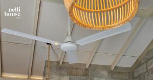 een plafondventilator hangt aan een plafond bij nelli house in Galle