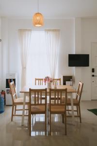 une salle à manger avec une table et des chaises en bois dans l'établissement Villa Serena, à Dauis 13 autres photos