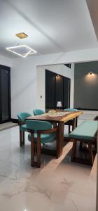 a room with a table and some chairs and a table at Residential Finca Celeste in Bijagua