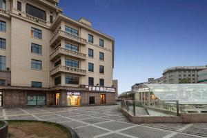 un montage de l'avant d'un bâtiment dans l'établissement Center Hotel Xi'an Bell Tower, à Xi'an