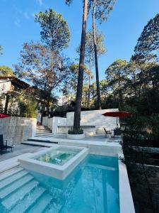 een zwembad midden in een tuin bij Encino House Hotel Boutique in Valle de Bravo