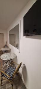 een kamer met een tafel en een tv aan de muur bij Villa De Alexiano in Alixan