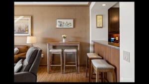 a living room with a kitchen with a table and chairs at Suncadia Lodge in Cle Elum